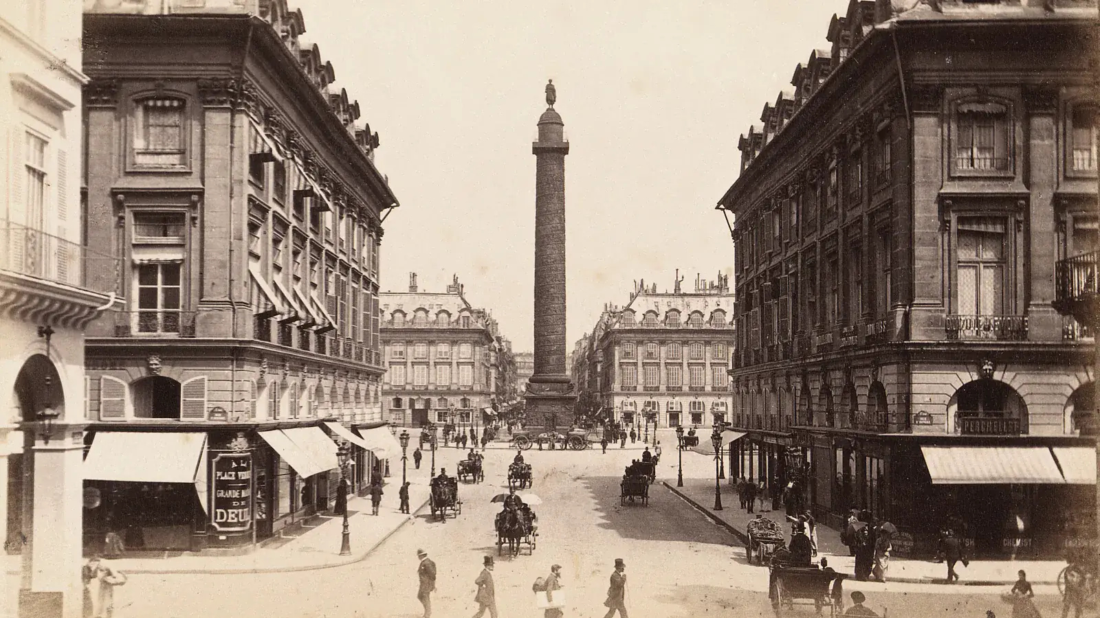 Place Vendôme in Paris in an albumen photograph of 1885 to 1900: the Vendôme column at the centre, horse-drawn cabs and passers-by in the street that leads into the square